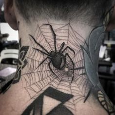 hals Spinnennetz tattoo