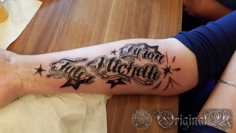 dekoltee schriftzug Tattoo
