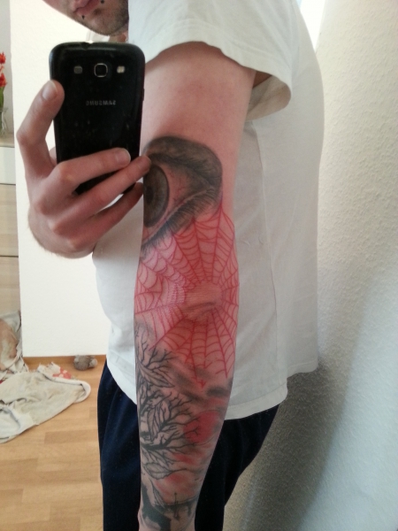 hals Spinnennetz tattoo