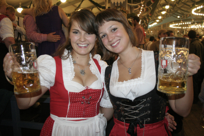 paris in Drei dirndl