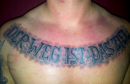 dekoltee schriftzug Tattoo