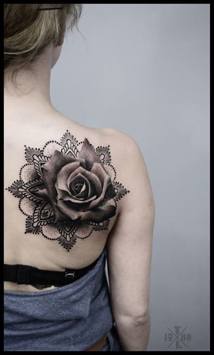 schulterblatt Tattoo rose